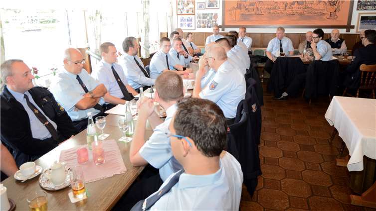Im Rahmen des Frühschoppens wurden einige feuerwehrspezifische Themen sowie die Aktivitäten für das kommende Jahr lebhaft diskutiert. Foto: privat