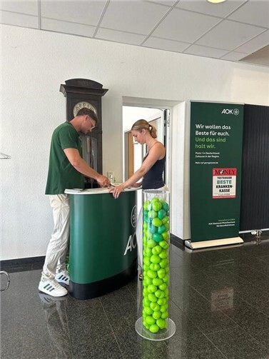 Im Rahmen des Gesundheitstags konnten die Teilnehmenden bei einem Gewinnspiel mitmachen und sich über die Versicherungsleitungen der AOK informieren.