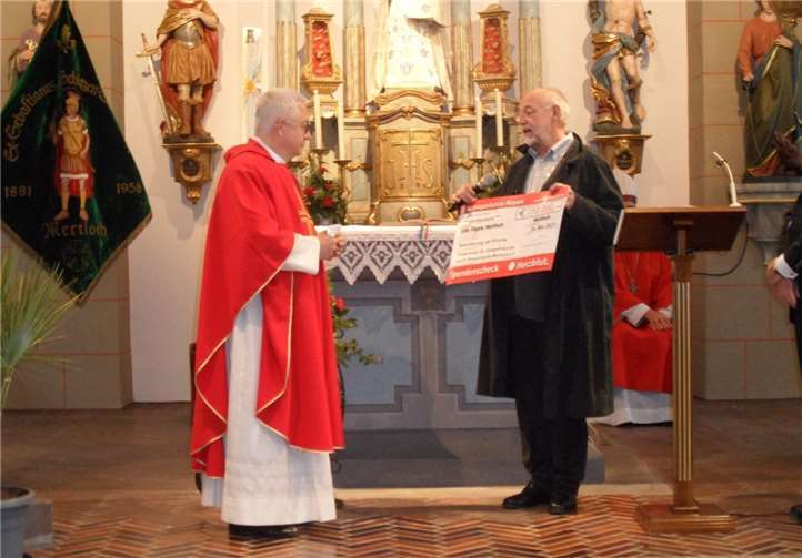 Im Rahmen des Gottesdienstes am Pfingstmontag überreichte der Vorsitzende des Fördervereins, Thomas Preiss, einen Scheck über weitere 10.000 Euro an Pfarrer Lacher.