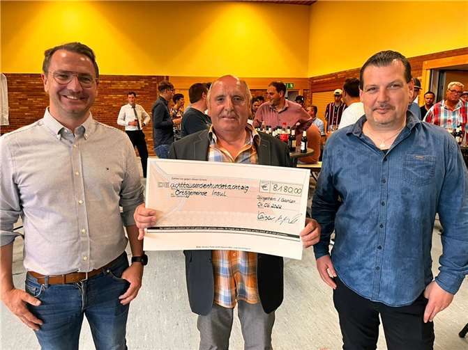 Im Rahmen des Kirmesfestes überreichten OB Mike Kaiser (li.) und OB Michael Münch (re.) einen willkommenen Spendenscheck an Insuls OB Ewald Neiß. Foto: privat