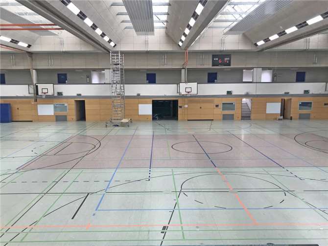 Im Rahmen des Landes-Förderprogramms KIPKI investiert der Landkreis Mayen-Koblenz umfassend in die energetische Sanierung seiner Schulen. Die energieeffiziente LED-Hallenbeleuchtung in der Kreissporthalle in Mendig.  Fotos: Kreisverwaltung MYK/R. Hiller