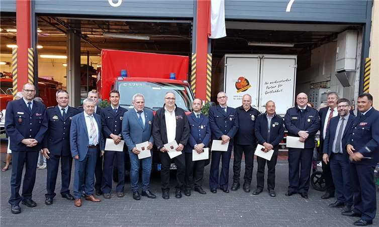 Im Rahmen des Löschfestes konnten sich einige langjährige Feuerwehrleute über verdiente Ehrungen freuen. TE