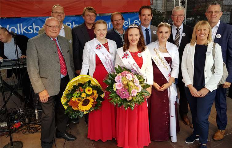 Im Rahmen des Mülheim-Kärlicher Stadtfestes wurde Angelina Vogt (Mitte) zur neuen Kirschblütenkönigin inthronisiert. Auch Amtsvorgängerin Marie I. (l.) und die Kettiger Holunderkönigin Selina I. freuten sich mit der neuen Amtsinhaberin. Foto: KH