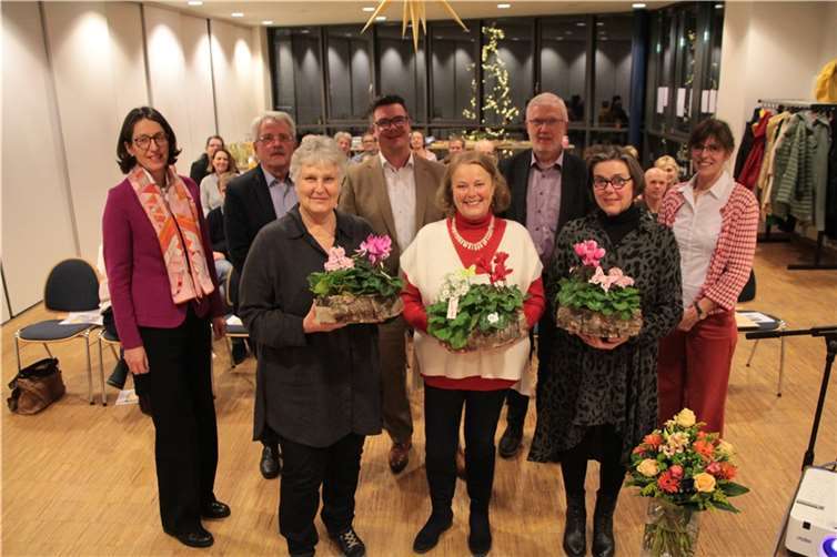 Im Rahmen des Neujahrsempfangs wurden Angelika Kramer-Kron, Anna Ingendorf und Brigitte Heilmann (vordere Reihe von links nach rechts) für zehnjähriges Engagement als Hospiz- und Trauerbegleiterinnen geehrt. Ihnen gratulieren Fürstin Isabelle zu Wied, der Vorsitzende des Neuwieder Hospizvereins, Hans-Peter Knossalla, Bürgermeister Peter Jung, der Leiter der Marienhaus-Hospize, Christoph Drolshagen und die Leiterin des Ambulanten Hospizes, Anita Ludwig (hintere Reihe, von links nach rechts).  Foto: Beate Christ/Hospizverein Neuwied