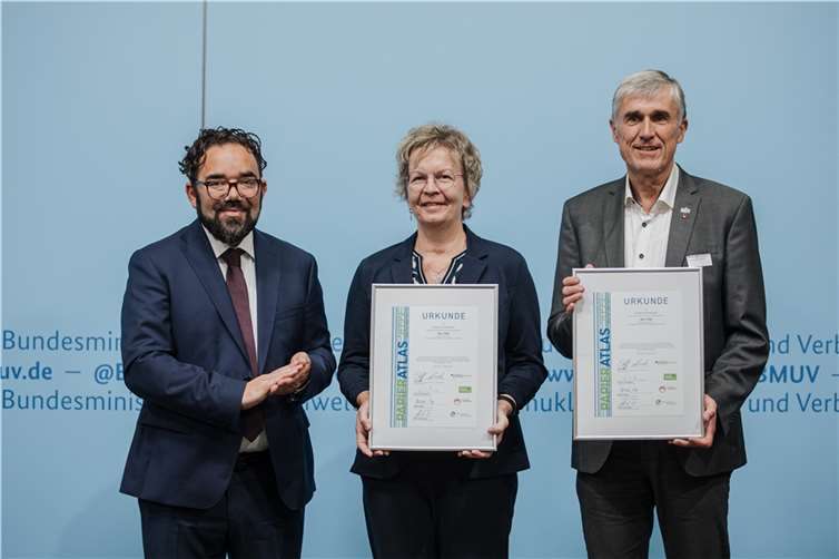 Im Rahmen des Papieratlas-Landkreiswettbewerbs 2023 der Initiative Pro Recyclingpapier teilte sich Cochem-Zell den zweiten Platz mit Schweinfurt. Copyright: BMUV/Sascha Hilgers