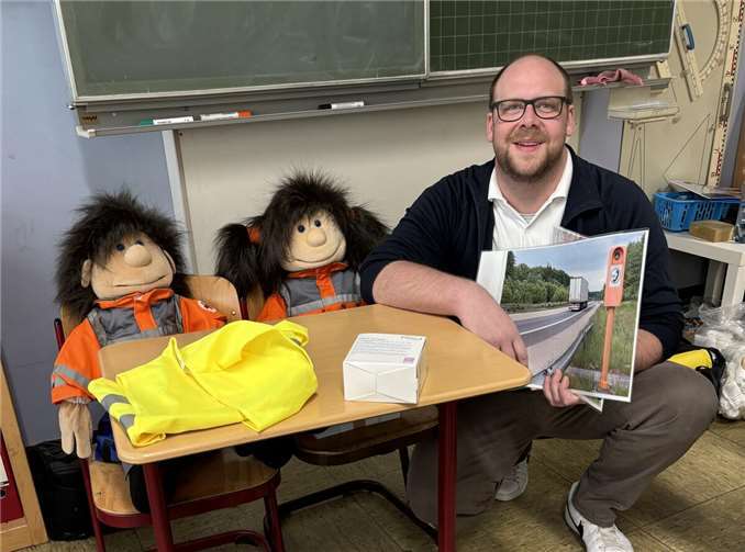 Im Rahmen des Projekts „Kleine Hände, große Taten – sicher handeln bei Unfall und Gefahren“ macht Ausbilder Daniel Blumenberg Schülerinnen und Schüler fit in Erster-Hilfe.  Foto: Astrid Zens / DRK-Kreisverband Ahrweiler e.V.