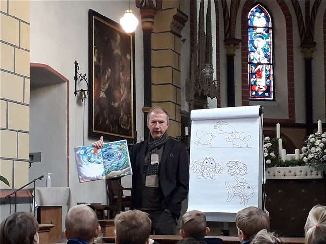 Im Rahmen des Rheinischen Lesefestes der Stadt Bonn Käpt‘n Book hat Marcus Pfister den Kindern und Erzieherinnen sein neuestes Regenbogenfisch-Buch vorgelesen. Foto: privat