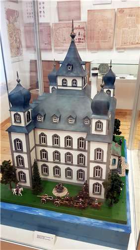 Im Rahmen des Rundgangs besichtigen die Teilnehmenden auch das Model des kurfürstlichen Schlosses, welches sich bis zum Jahr 1794 in Kärlich befand.