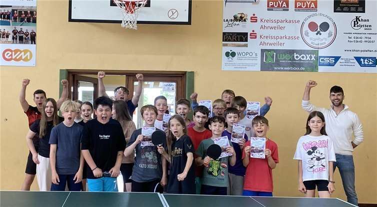 Im Rahmen des Schnupperkurses hatten die Kinder die Möglichkeit, unter professioneller Anleitung erste Erfahrungen mit dem Tischtennissport zu sammeln. Foto: SG Sinzig/Ehlingen