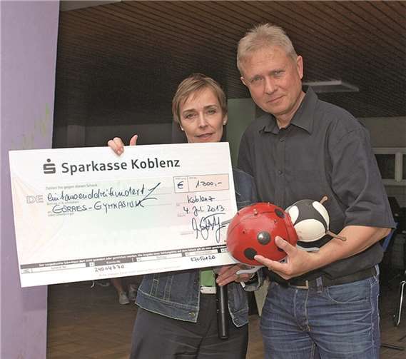 Im Rahmen des Sommerfestes am Görres-Gymnasium konnte Schulleiterin Gudrun Paul den Scheck des ehemaligen Görres-Schülers Martin Görlitz entgegen nehmen. US