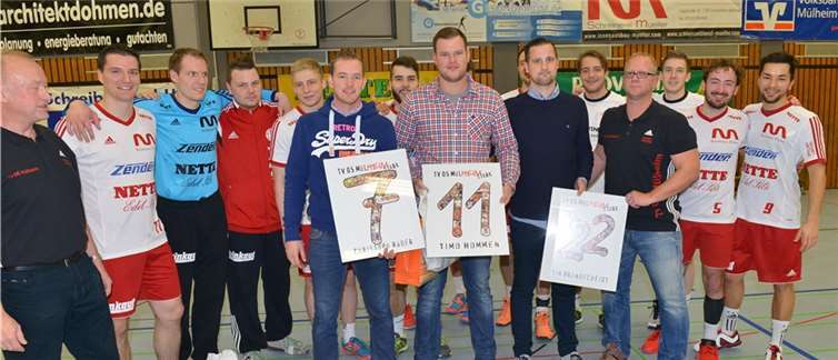 Im Rahmen des Spieles verabschiedeten Mannschaft und Vorstand des TV Mülheim die langjährigen Weggefährten Christoph Räder, Timo Hommen und Tim Brandscheidt. privat