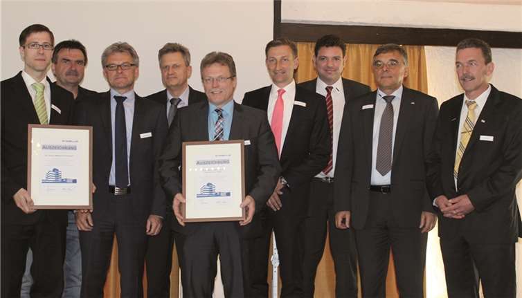 Im Rahmen des „Stabilus Supplier Day“ wurden die St. Josefs-Werkstätten Plaidt und die Rhein-Mosel-Werkstätten Koblenz als langjährige Partner des Industrieunternehmens ausgezeichnet. Für die Einrichtung der Barmherzigen Brüder Saffig nahm Werkstattleiter Gregor Nöthen (l.) die Urkunde entgegen.privat
