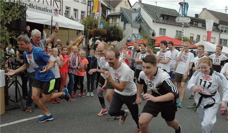 Im Rahmen des Stadtfestes verfolgten zahlreiche Besucher den Staffellauf. UM