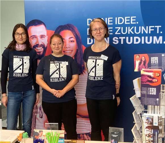 Im Rahmen des „Tag der Mathematik“ wurden u.a. die dualen Studiengänge vorgestellt. v.l.n.re.: Sabine Wisskirchen, Julia Becker und Eva Heuft.  Foto: Hochschule Koblenz/ Christiana Hoerster