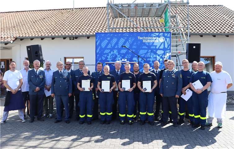 Im Rahmen des Tags der offenen Tür wurden die THW Helferzeichen in Gold, sowie die Ehrenzeichen in Bronze verliehen.  Fotos: Nic Adler/THW