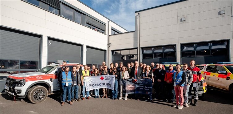 Im Rahmen des Tests, der jüngst im DRK-Ortsverein in Bad Neuenahr stattgefunden hat, wurde eine neue Lagesoftware getestet, die speziell für den Einsatz von Rettungsdiensten in Krisengebieten optimiert wurde.  Foto: Bernhard Risse