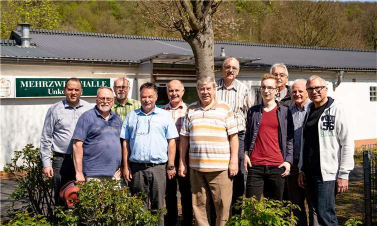 Im Rahmen des Treffens sprachen Mitglieder der Kreis-FWG und Vertreter der FBL Unkelbach über die geplante Photovoltaik-Anlage auf dem Dach der Mehrzweckhalle. Foto: Christoph Geron