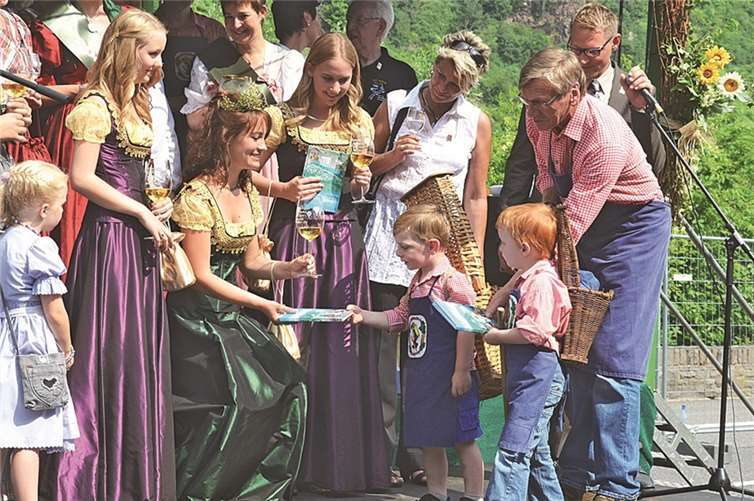 Im Rahmen des Umzuges zum Jubiläum „50 Jahre Wein- und Heimatfest“ in Löf freuten sich die Lehmer Razejungen, unter den ersten Gratulanten zu sein, die der neuen Weinkönigin Lorena I. ihre Glückwünsche aussprachen. privat