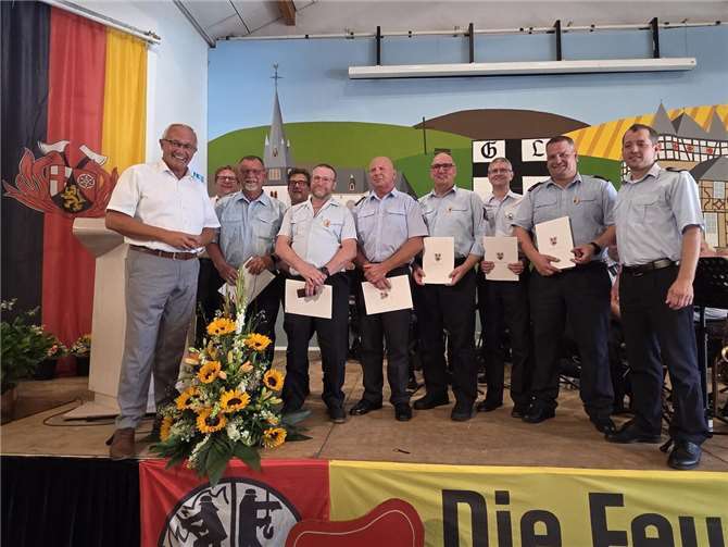 Im Rahmen des Verbandsfeuerwehrtages und des 100-jährigen Bestehens der Feuerwehr Leubsdorf freuten sich auch Landrat Achim Hallerbach und Brand- und Katastrophenschutzinspekteur Holger Kurz gemeinsam mit den Kameradinnen und Kameraden und den Verantwortlichen vor Ort über zahlreiche Ehrungen. Foto: Joscha Wölbert / Verbandsgemeindeverwaltung Linz.  Foto: Joscha Wölbert / Verbandsgemeindeverwaltung Linz