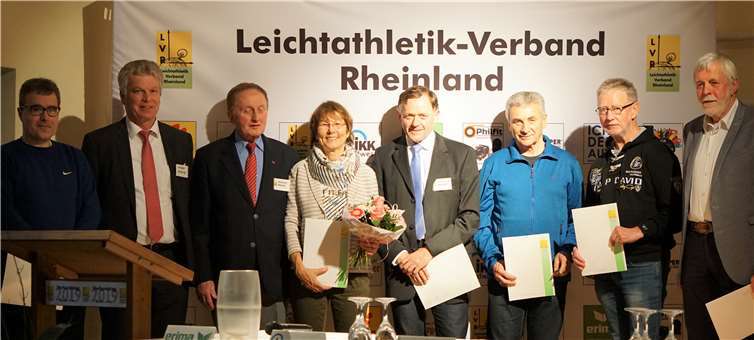 Im Rahmen des Verbandstags wurden verdiente Leichtathleten ausgezeichnet: V.l.n.r.: Jörg Klein, DLV-Präsident Jürgen Kessing, LVR-Ehrenpräsident Walfried Heinz, Margaretha Naumann, Klaus-Dieter Welker, Klaus Jahnz, Albert Thiex, Waldemar Wörner.