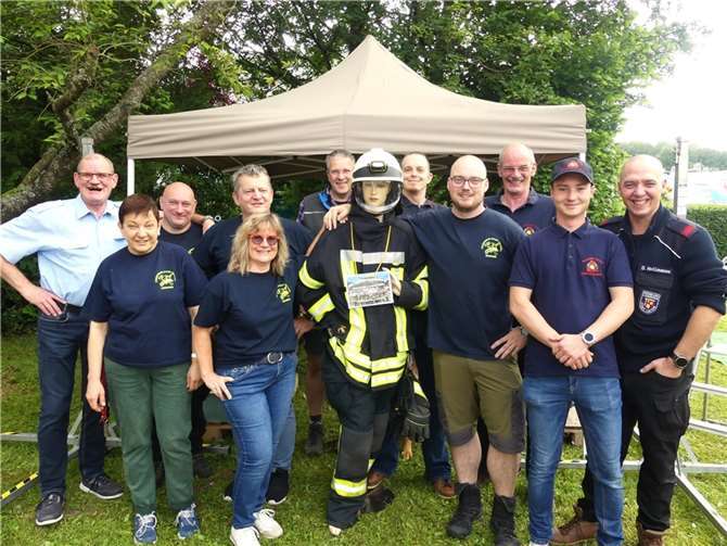 Im Rahmen des Waldfestes der Brauhecker Floriansjünger wurde Dominik Kirsch (4.v.r.) zum Zugführer der Feuerwehr Cochem ernannt. Foto: TE