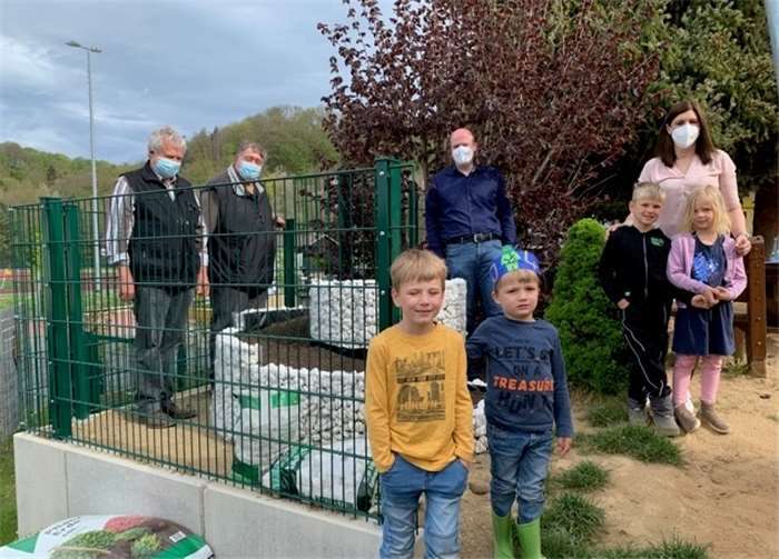 Im Rahmen des aktuellen Themenjahres „FloraFauna“ übergab Stiftungsbotschafter Philipp Deutsch eine NektarTankstelle und das thematisch passende WildbienenHaus in die Hände der Kindertagesstätte St. Margarita in Neustadt/Wied. Fotos: privat