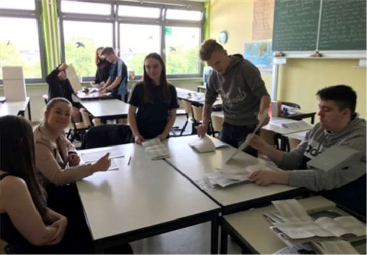 Im Rahmen des bundesweiten Projekts „Juniorwahl“ gaben 156 der 177 Wahlberechtigten aus insgesamt acht Klassen der Realschule plus und FOS Mendig ihre Stimme ab. Foto: privat