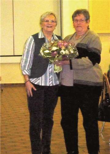 Im Rahmen des diesjährigen Bezirkstages wurde Anneliese Müller als Ortsvertrauensfrau verabschiedet. Ulrike Haag dankte für ihr unermüdliches Engagement mit einem Blumenstrauß.privat