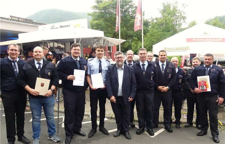 Im Rahmen des diesjährigen Feuerwehrfestes konnte sich einige Müdener Wehrleute über verdiente Ehrungen und Beförderungen freuen. Foto: TE