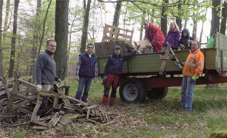 Im Rahmen des diesjährigen kreisweiten „Dreck-Weg-Tags“ war auch die FWG Glees/Maria Laach unterwegs, um illegal entsorgten Müll in der Gemarkung aufzusammeln.