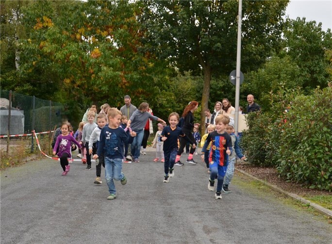Im Rahmen des landesweiten Bewegungsaktionstages Rheinland-Pfalz veranstaltete die Kita von 15:00 bis 17:00 Uhr einen tatkräftigen Sponsorenlauf rund um das Kindergartengelände. Foto: privat