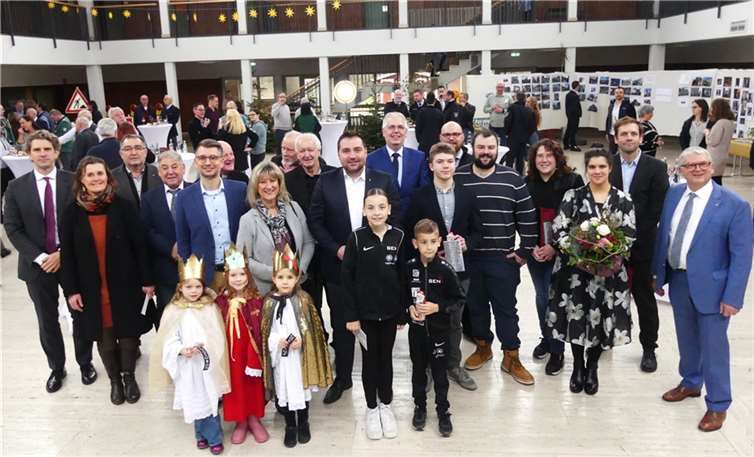 Im Rahmen des städtischen Neujahrsempfangs mischten sich auch die jungen Kaisersescher Sternsinger unter die Ehrengäste. Fotos: TE