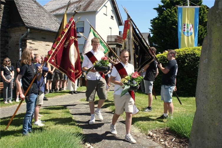 Im Rahmen des traditionellen Junggesellenfestes „Roeser Pfingsten“ legten die Gastgeber zwei Blumengebinde am Ehrenmal der Kriegsopfer nieder.