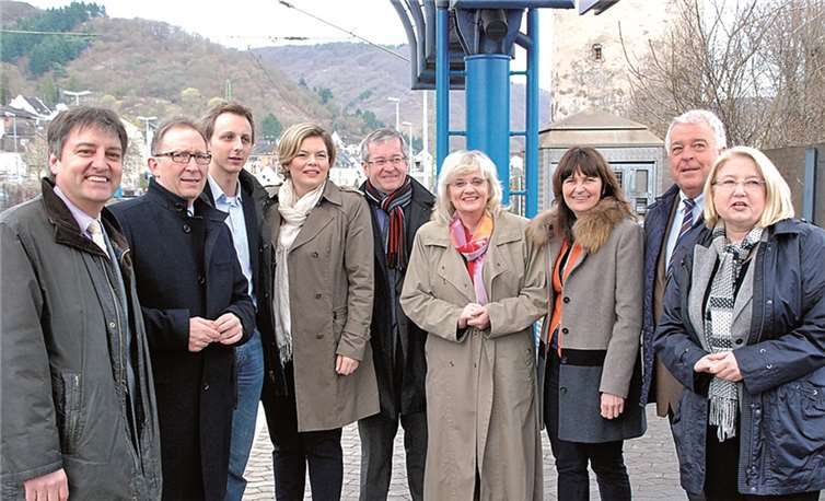Im Rahmen einer Bereisung des Mittelrheintals sagte die CDU Landes- und Fraktionsvorsitzende Julia Klöckner (4. v. l.) in Anwesenheit von zahlreichen CDU-Abgeordneten und CDU-Funktionsträgern den Bemühungen nach einem „Lärmschutz-Gesamtkonzept“ und der Einrichtung einer „Lärmschutz-Modellregion Mittelrhein“ auch dem heimischen CDU-Bundestagsabgeordneten Erwin Rüddel (2. v. l.) ihre Unterstützung zu.  Privat