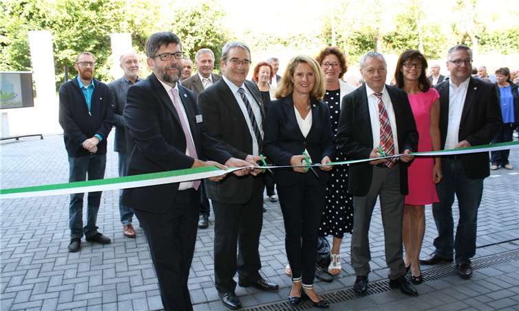 Im Rahmen einer Einweihungsfeier und einem Tag der offenen Tür wurde das obligatorische Band zerschnitten.