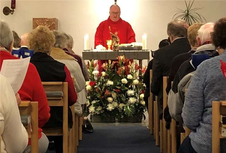 Im Rahmen einer Eucharistiefeier wurde der Benediktion der Blasiuskapelle und der Altarweihe am 24.01.2010 gedacht. Foto: privat