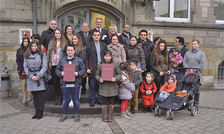 Im Rahmen einer Feierstunde, die von der Musikschule der Stadt Neuwied musikalisch umrahmt wurde, überreichte Landrat Rainer Kaul 34 Neubürgern ihre Einbürgerungsurkunde. Landrat Kaul hieß sie als deutsche Staatsbürger herzlich willkommen und wünschte für ihre Zukunft viel Glück und Erfolg.