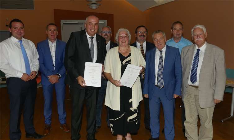 Im Rahmen einer Feierstunde im Kreishaus erfolgte im Beisein von geladenen Gästen die offizielle Ehrung von Gisela Mayer und Hans Günter Labonte.Fotos: TE