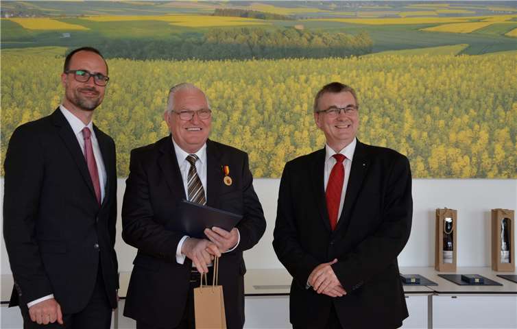 Im Rahmen einer Feierstunde im Kreishaus erhielt Hubertus Moske (Mitte) die Ehrennadel des Landes aus den Händen von Staatssekretär Clemens Hoch (links). Auch Landrat Dr. Alexander Saffig würdigte die Verdienste des Wolkeners.  privat