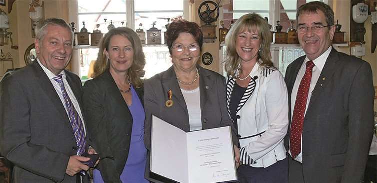 Im Rahmen einer Feierstunde konnte Innenstaatssekretärin Heike Raab Gertrud Ostermann mit der Verdienstmedaille des Landes auszeichnen.TE