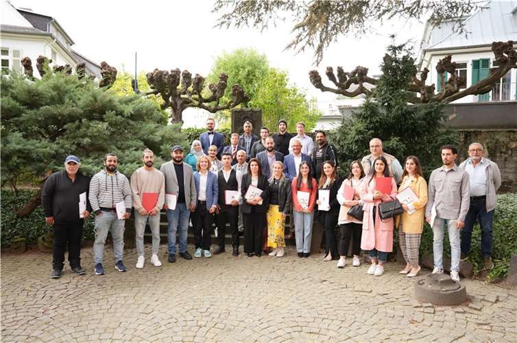 Im Rahmen einer Feierstunde verlieh Landrat Achim Hallerbach zehn Frauen und siebzehn Männern aus sieben Nationen die deutsche Staatsbürgerschaft.  Foto: Martin Boden/Kreisverwaltung Neuwied