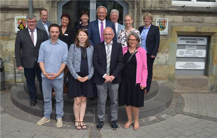 Im Rahmen einer Feierstunde wurde Klaus Müller (vordere Reihe 2.v.r.) von Landrat Achim Hallerbach (hinter Klaus Müller) in den Ruhestand verabschiedet, begleitet von vielen und besten Wünschen der Kolleginnen und Kollegen der Kreisverwaltung. Kreis Neuwied