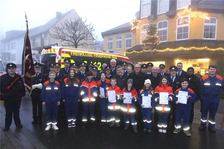 Im Rahmen einer Feierstunde wurde das neue Mannschaftstransportfahrzeug der FFW Faid in Dienst gestellt. Fotos: TE