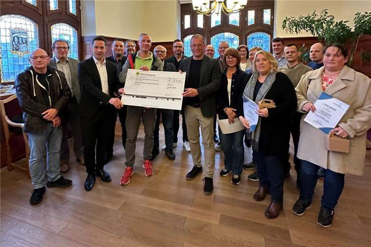 Im Rahmen einer Feierstunde wurde nicht nur das Spendenergebnis der Haus- und Straßensammlung des Volksbundes symbolisch übergeben, sondern auch den Sammlerinnen und Sammlern für ihren beispielhaften Einsatz gedankt.  Foto: Stefan Pauly/VG-Verwaltung Mendig