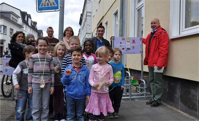 Im Rahmen einer Feierstunde wurden die neuen Fahrradständer offiziell übergeben. privat
