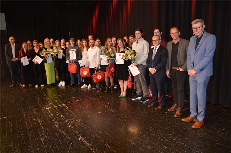 Im Rahmen einer Festveranstaltung wurde die erste landesweite Notfallsanitäter-Klasse aus Mendig verabschiedet. Fotos: Katharina Benlioglu/DRK-LV RLP