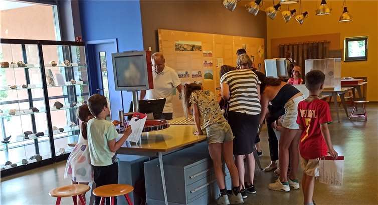 Im Rahmen einer Fledermausrallye mussten im Lava-Dome Bilder gefunden werden.  Foto: Lava-Dome