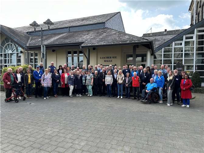 Im Rahmen einer Fort- und Weiterbildungsveranstaltung kamen jetzt Seniorensicherheitsberaterinnen und -berater aus dem gesamten Dienstbezirk des Polizeipräsidiums Koblenz in der Mendiger Laacher See-Halle zusammen.  Foto: VG-Verwaltung Mendig/Stefan Pauly