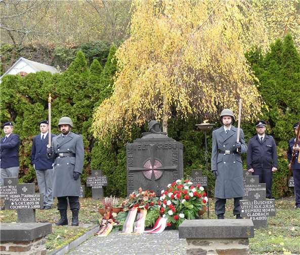 Im Rahmen einer Gedenkfeier zum Volkstrauertag wurden von Feuerwehr- und Bundeswehroffiziellen Blumengebinde niedergelegt.Fotos: TE