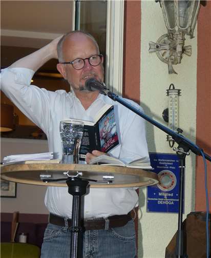 Im Rahmen einer Open-Air-Lesung präsentierte Erfolgsautor Ralf Kramp schwarzhumorige Kurzkrimis im Kulturcafé Germania.Foto: TE